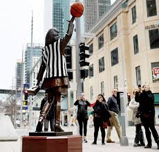 Find the perfect mary tyler moore statue stock photos and editorial news pictures from getty images. Yarn Bombed Mary Tyler Moore Statue Star Tribune Shop