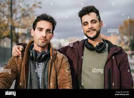 Paar Gay Jungs Blick auf Kamera während Umarmung einander Stockfotografie -  Alamy
