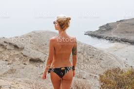 Bikini Plaj Ve Okyanus Üzerinde Duran Ve Poz Üstsüz Kız Stok Fotoğraflar &  Akşam karanlığı'nin Daha Fazla Resimleri - iStock