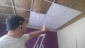Pose de faux plafond suspendu metamaxtop. Faux Plafond Suspendu La Pose Des Dalle Ilot Centrale Youtube