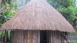 Rumah orang papua ini dikenal dengan nama kariwari dan memiliki bentuk limas segi delapan. Rumah Adat Papua Barat Yang Memesona