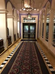 hotel entryway picture of the royal