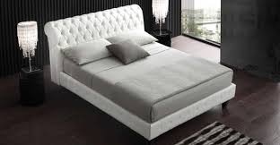 Weißes mobiliar sorgt für ein angenehmes und helles ambiente. Luxury Chesterfield Bett Mit Kopfteil Aus Leder Getuftet