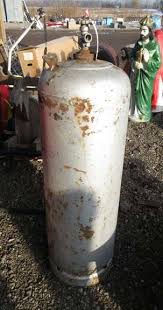 100# cylinder has 23.5 gal of propane in it 93500 btu's per gallon 23.5*93500 = 2,197,250 btu's 80,000 btu input heater 2,197,250 / 80,000 = 27.465 hrs this is the time that the burner is actually firing. Albrecht Auctions 100 Lb Propane Tank Mfg Date 08 1989 Old Style Valve