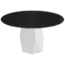 menhir dining table with round black