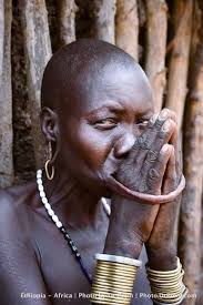 why mursi women put plate on lips dr