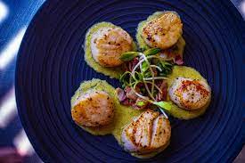 seared scallops with pea purée