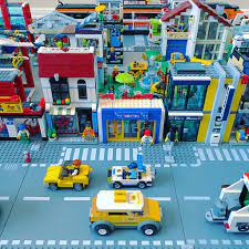 Toys R Us in LEGO City | LEGO City | Mikey Walters