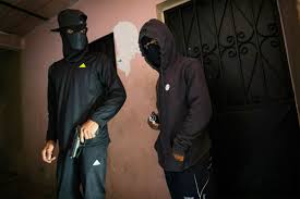Crime has never been this much fun! Los Ladrones No Tienen Con Que Robar En Venezuela