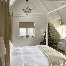 20 Vaulted Ceiling Bedroom Ideas To