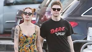 Halsey and evan peters are dating after their relationships with yungblud and emma roberts, respectively, us weekly can confirm — details. Halsey Evan Peters Kiss In Photo Singer Shares For His 33rd Birthday Hollywood Life