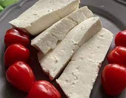 Brânza cu roșii îngrașă? Cum să consumi această combinație ca să fie cât mai sănătoasă | Spynews.ro