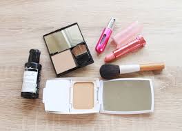 five ways to make your makeup kit light