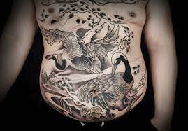 胸前极具寓意的老传统黑灰松鹤纹身图案- 合肥纹彩刺青
