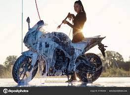 Hermosa chica lava una motocicleta en auto servicio de lavado de coches con  agua de alta presión.: fotografía de stock © GorynVolodymyr #411083234 |  Depositphotos