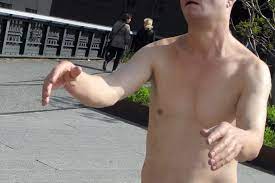 München mann läuft nackt über strasse