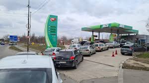 Cozi imense la benzinariile din Bihor. Pretul combustibilului a crescut,...
