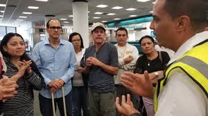 Esto ha sido el terror": el enojo y frustración de más de 60 venezolanos  varados durante días en el aeropuerto de Miami tras el huracán Irma - BBC  News Mundo