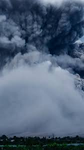 Dabei leeren sich auf mehr oder weniger zerstörerische weise die magmakammer(n) eines vulkans oder magma steigt durch spalten und bruchstellen mehr oder weniger direkt aus dem erdmantel auf. Vulkanausbruch Rauch Naturmacht 3840x2160 Uhd 4k Hintergrundbilder Hd Bild