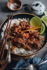 In a blender or food processor combine the chilis, onion, ginger, garlic, lemongrass, tamarind paste, 1 cup warm water, and the spices. Beef Rendang This Dish Features Buttery Juicy Beef Smothered In A Thick Rich Caramelized Aromatic Curry Beef Rendang Recipe Beef Rendang Slow Cooker Food