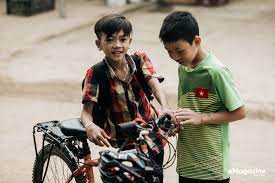 Lên bản Bống Hà gặp cậu bé đạp xe 100km thăm em: Vì vạn sự đều có bắt đầu  và kết thúc, chỉ có anh em mình luôn luôn bên nhau