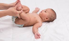 Metode ini bisa dilakukan saat bayi sudah mampu untuk duduk. Cara Sendawakan Bayi Yang Paling Mudah Bayi Lebih Cepat Sendawa