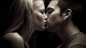 رجل وامرأة تقبيل خلفية سوداء في وضع رومانسي, تقبيل عشاق الصورة صورة الخلفية  للتحميل مجانا