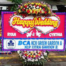 Kami lampirkan kami akan lampirkan contohnya di bawah ini : Papan Bunga Pernikahan Herawati Florist Toko Bunga Surabaya