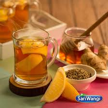 Siapkan teh didalam gelas, tuang madu secukupnya sesuai selera lalu tambahkan air. Resep Es Teh Lemon Sariwangi