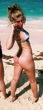 File:Bottomless Pose on a Caribbean Beach.jpg - Wikimedia Commons