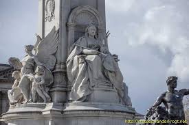 The statue of queen victoria faces the mall. London Queen Victoria Memorial