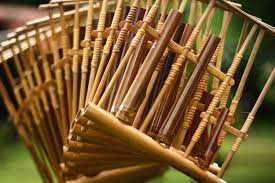 Angklung terbuat dari bambu, dibunyikan dengan cara digoyangkan dengan tangan. Angklung Sejarah Jenis Dan Cara Bermain Halaman All Kompas Com