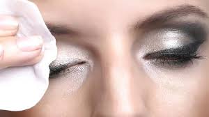 tips membersihkan eyeliner dengan baby