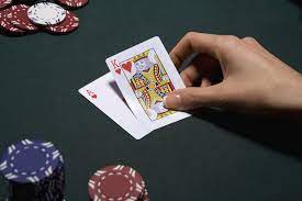 After shaking the card, the card divider divides the closed card (the card with the front facing down) starting from the player on the left and continues clockwise, one card at a time, until all players have five cards. How To Play 2 Card Poker At A Casino