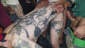 Публичный ганг банг с миниатюрной шлюхой с татуировками по всему телу