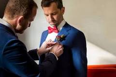 What color boutonniere should the groom wear?