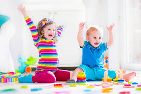 Perseguir este tipo de juego es el inás frecuente entre los niños. 5 Juegos Divertidos Para Ensenar Los Colores A Los Ninos Etapa Infantil