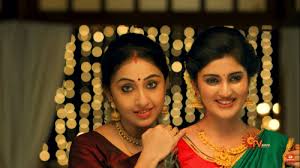 Nithyadas is an indian malayalam actress,she started her career with ee parakkum thalika directed by thaha starring dileep,she got married to her sweetheart arvind singh,the couple have a daughter naina,nithyadas family album. Kannana Kanne Serial Sun Tv Cast Crew Wiki Real Name Episodes