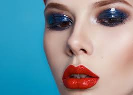 wear blue eyeshadow with red lipstick