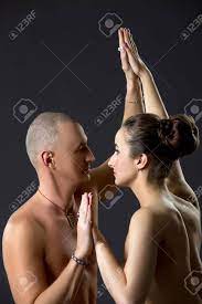 性的ヨガ。トレーニング、灰色の背景に裸のパートナーの肖像画の写真素材・画像素材 Image 47506881