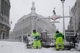 Scores of people in madrid neglected calls by the authorities to stay home and flocked outside to engage in winter activities, as the people walk and ski downtown during a heavy snowfall in madrid. Spain Has The Worst Snowfall In 50 Years As Skiers Hit The Streets Of Madrid Eminetra Co Uk