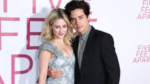 Cole sprouse and ari fournier were photographed hand in hand in vancouver. Cole Sprouse Bestatigt Die Trennung Von Lili Reinhart