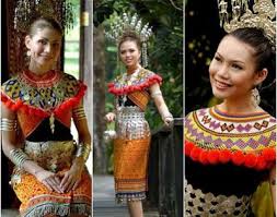 Asal usul serta adat kaum iban masih dipegang utuh oleh kaum mereka. Steveen Ben Keunikan Pakaian Traditional Bangsa Iban Sarawak Sarawak Women Festival Captain Hat