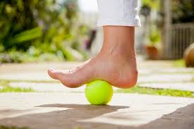 نتیجه تصویری برای ماساژ درمانی پا با توپ