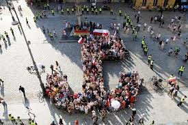 Rokrocznie 1 sierpnia oddawany jest hołd wszystkim tym, którzy walczyli i polegli podczas powstania warszawskiego. Powstanie Warszawskie Godzina W Bez Nacjonalizmu We Wroclawiu