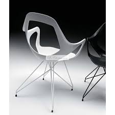 Les chaises de la série petal 500006 sont inspirées des pétales florales pour proposer une expérience cosy à ses utilisateurs. Chaise Design Dafne Avec Pied Tour Eiffel Par Metalmobil