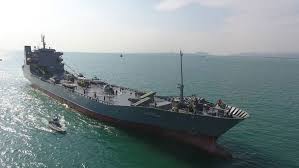 FOTOS: La Guardia Revolucionaria iraní bota un buque de guerra, capaz de portar aeronaves, lanzamisiles y drones, en medio de tensiones con EE.UU. - RT
