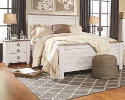 Willowton Queen Bed With 2 Nightstands