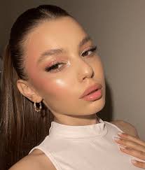 glossy makeup look to try a step by