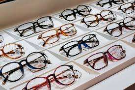 6 bentuk bingkai kacamata untuk wajah